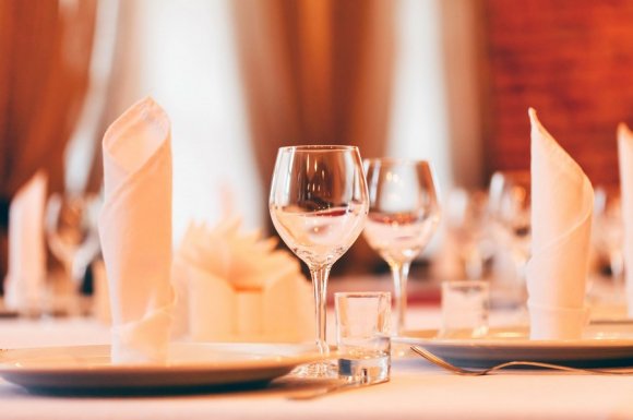 Louer des nappes haut de gamme pour un dîner de mariage Marguerittes